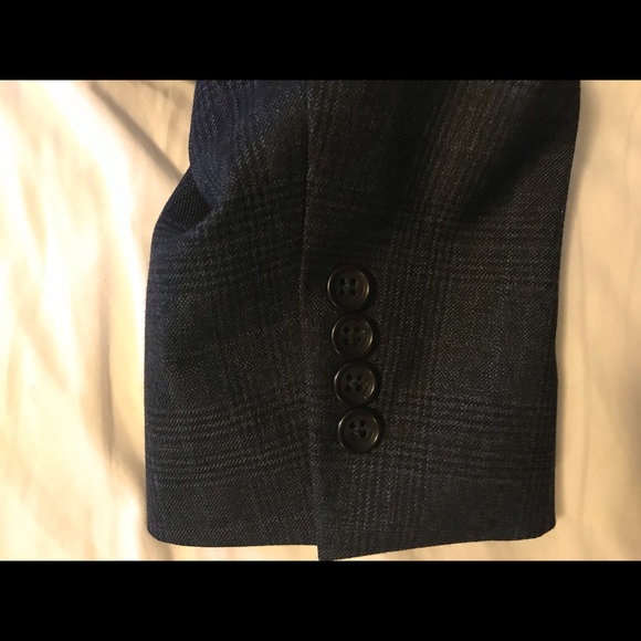44 regular navy plaid sports coat. - Picture 6 of 8
